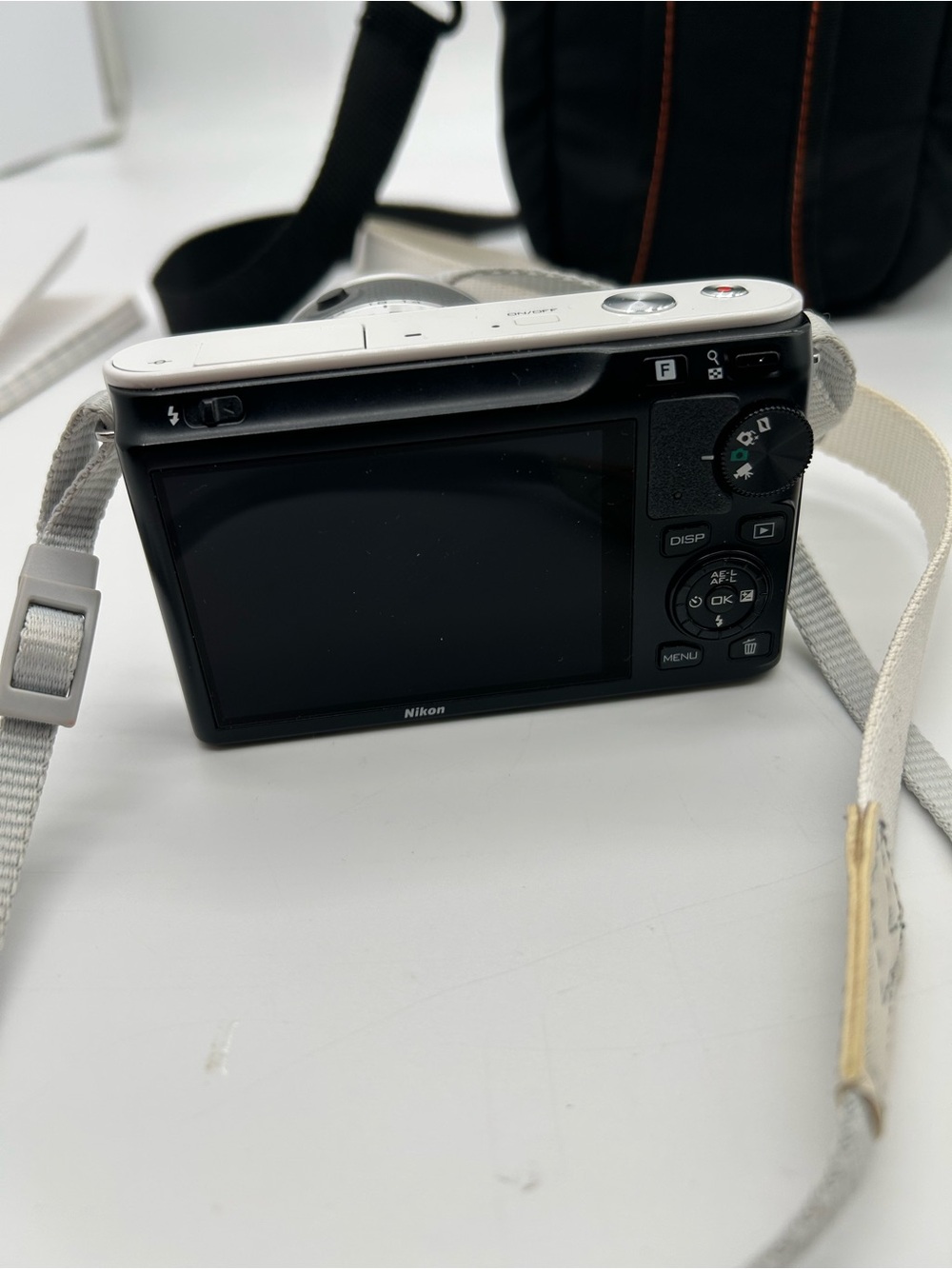 Nikon White J1 Mirrorless Camera with 10-30mm Lens - Picture 3 of 12